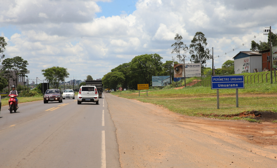 Duplicacao Gauchao 323 Obra de duplicação da PR-323 no perímetro urbano de Umuarama. O trecho é de 4,4 quilômetros, e vai do trevo do ?Gauchão? até o acesso à Mariluz, no entroncamento com a PR-468. Também serão construídas vias marginais nos dois sentidos, além de duas intersecções em desnível. Na foto, Altevir Correia da Silva funcionario da Autoposto Gauchao.19/11/2020 - Foto: Geraldo Bubniak/AEN