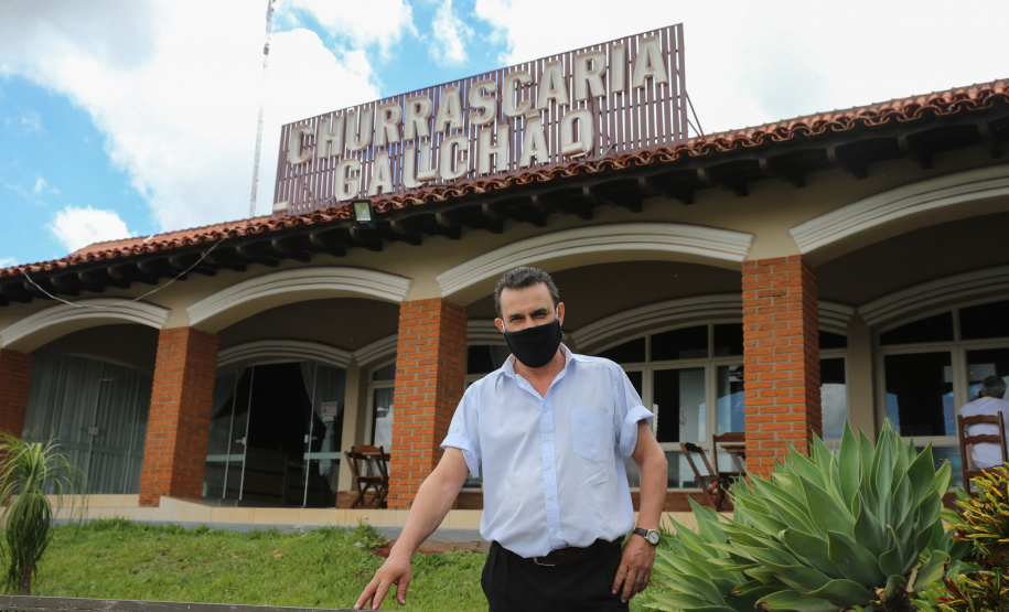 Duplicacao Gauchao 323 Obra de duplicação da PR-323 no perímetro urbano de Umuarama. O trecho é de 4,4 quilômetros, e vai do trevo do ?Gauchão? até o acesso à Mariluz, no entroncamento com a PR-468. Também serão construídas vias marginais nos dois sentidos, além de duas intersecções em desnível. Na foto, Altevir Correia da Silva funcionario da Autoposto Gauchao.19/11/2020 - Foto: Geraldo Bubniak/AEN