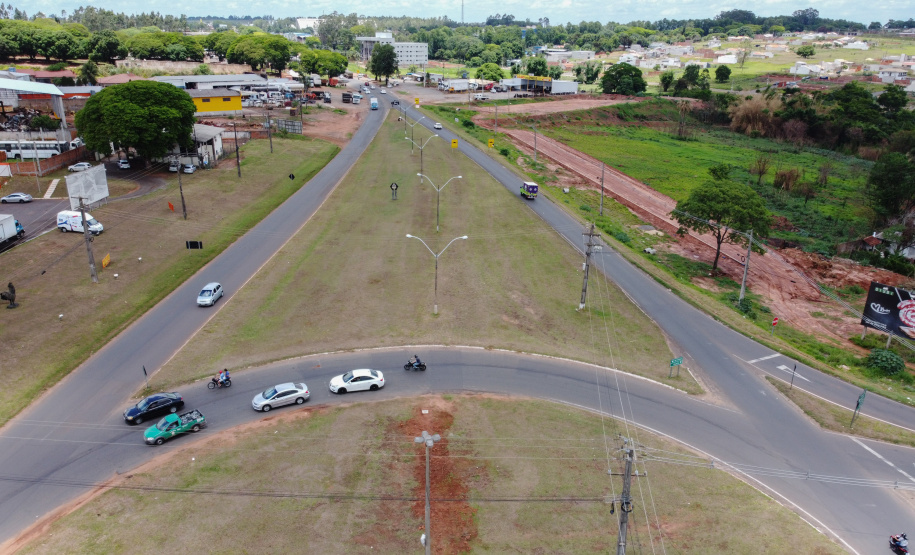 Duplicacao Gauchao 323 Obra de duplicação da PR-323 no perímetro urbano de Umuarama. O trecho é de 4,4 quilômetros, e vai do trevo do ?Gauchão? até o acesso à Mariluz, no entroncamento com a PR-468. Também serão construídas vias marginais nos dois sentidos, além de duas intersecções em desnível. Na foto, Altevir Correia da Silva funcionario da Autoposto Gauchao.19/11/2020 - Foto: Geraldo Bubniak/AEN