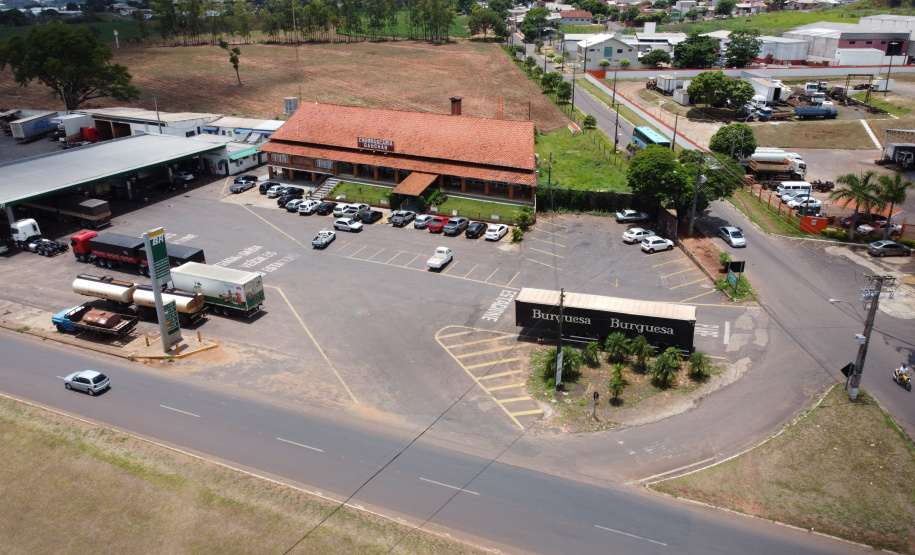 Duplicacao Gauchao 323 Obra de duplicação da PR-323 no perímetro urbano de Umuarama. O trecho é de 4,4 quilômetros, e vai do trevo do ?Gauchão? até o acesso à Mariluz, no entroncamento com a PR-468. Também serão construídas vias marginais nos dois sentidos, além de duas intersecções em desnível. Na foto, Altevir Correia da Silva funcionario da Autoposto Gauchao.19/11/2020 - Foto: Geraldo Bubniak/AEN