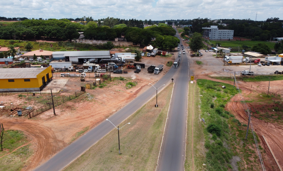 Duplicacao Gauchao 323 Obra de duplicação da PR-323 no perímetro urbano de Umuarama. O trecho é de 4,4 quilômetros, e vai do trevo do ?Gauchão? até o acesso à Mariluz, no entroncamento com a PR-468. Também serão construídas vias marginais nos dois sentidos, além de duas intersecções em desnível. Na foto, Altevir Correia da Silva funcionario da Autoposto Gauchao.19/11/2020 - Foto: Geraldo Bubniak/AEN