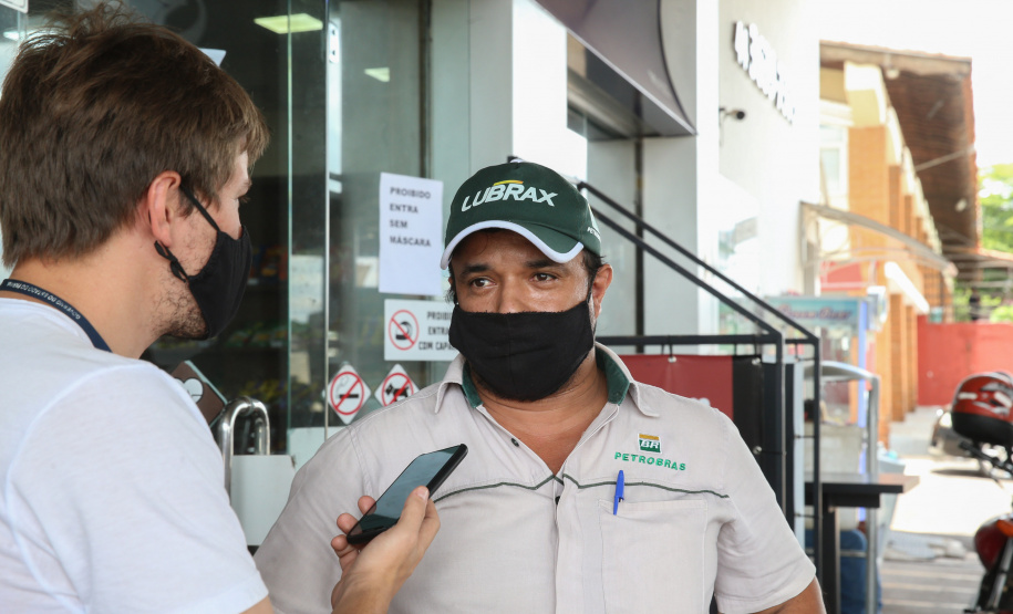 Duplicacao Gauchao 323 Obra de duplicação da PR-323 no perímetro urbano de Umuarama. O trecho é de 4,4 quilômetros, e vai do trevo do ?Gauchão? até o acesso à Mariluz, no entroncamento com a PR-468. Também serão construídas vias marginais nos dois sentidos, além de duas intersecções em desnível. Na foto, Altevir Correia da Silva funcionario da Autoposto Gauchao.19/11/2020 - Foto: Geraldo Bubniak/AEN