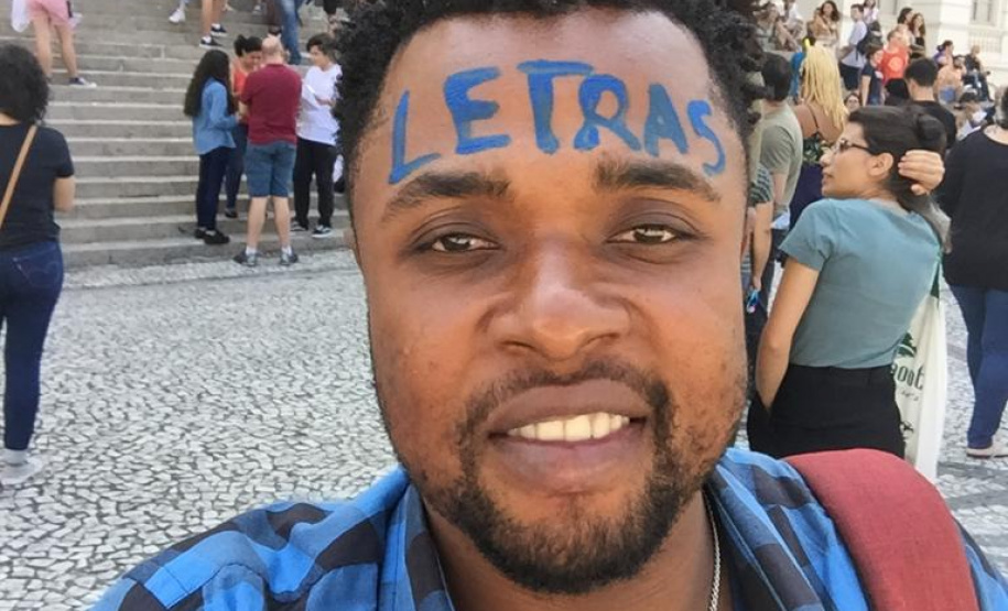 Outro exemplo é Kerly Limage, que em 2018 veio do Haiti para o Brasil em busca de acesso à universidade. Sem falar português, ele se matriculou no Poty Lazarotto, onde aprendeu o idioma, além de ter aprimorado a língua inglesa e concluído as demais disciplinas em um ano. Foto:SEED