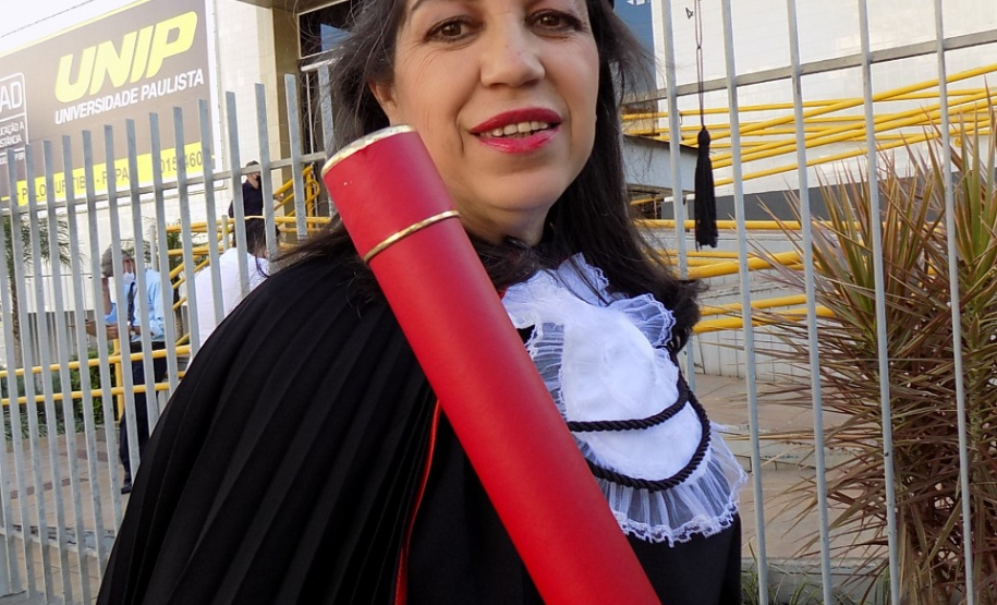 Zeni Moraes da Silva precisou interromper os estudos muito cedo. Mãe de quatro filhos, um deles com paralisia cerebral, não teve a possibilidade de estabelecer uma rotina de estudos. Mais tarde, quando os filhos atingiram maior independência, Zeni decidiu se matricular no Colégio Estadual Poty Lazarotto, em Curitiba, para concluir o Ensino Fundamental e o Médio. Hoje, ela é formada em Direito e cursa pós-graduação on-line.. Foto:SEED