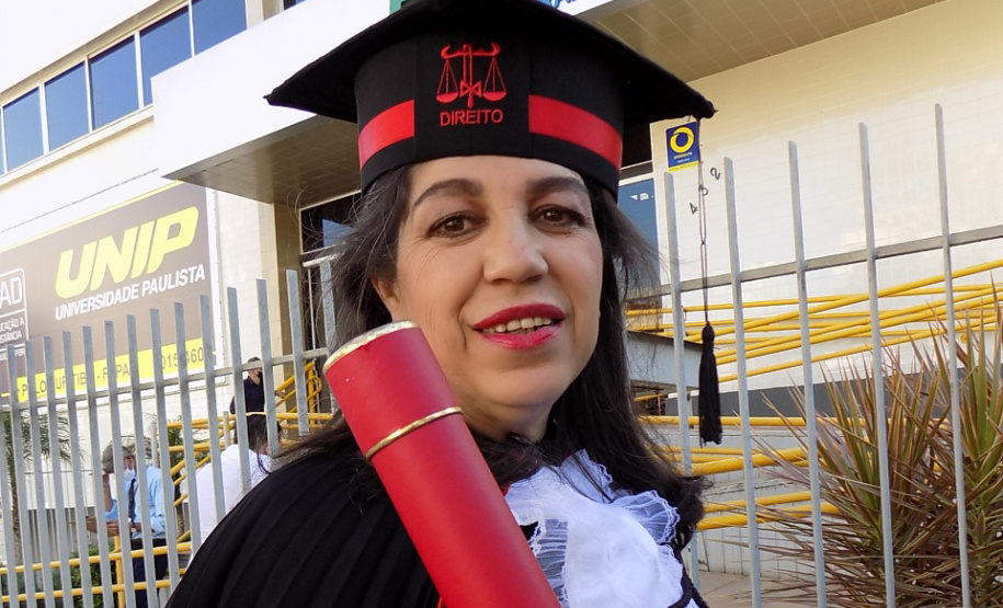 Zeni Moraes da Silva precisou interromper os estudos muito cedo. Mãe de quatro filhos, um deles com paralisia cerebral, não teve a possibilidade de estabelecer uma rotina de estudos. Mais tarde, quando os filhos atingiram maior independência, Zeni decidiu se matricular no Colégio Estadual Poty Lazarotto, em Curitiba, para concluir o Ensino Fundamental e o Médio. Hoje, ela é formada em Direito e cursa pós-graduação on-line. Foto:SEED