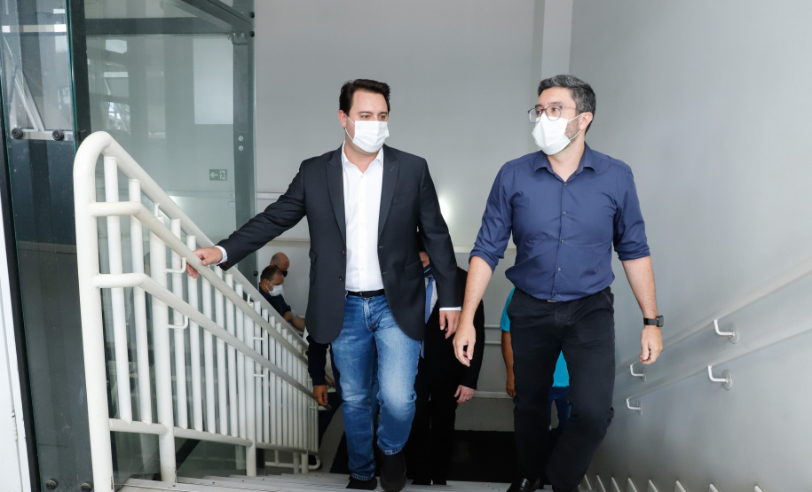 Os portos do Paraná colecionaram mais uma expressiva marca. Paranaguá e Antonina alcançaram nesta segunda-feira (30) o recorde de 53,382 milhões de toneladas de cargas movimentadas. O volume é o maior da história. O governador Carlos Massa Ratinho Junior participou em Paranaguá da contagem regressiva que consolidou o marco inédito e que foi comemorado com os trabalhadores portuários.