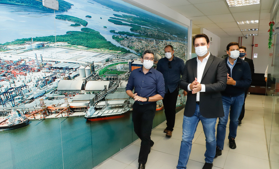 Os portos do Paraná colecionaram mais uma expressiva marca. Paranaguá e Antonina alcançaram nesta segunda-feira (30) o recorde de 53,382 milhões de toneladas de cargas movimentadas. O volume é o maior da história. O governador Carlos Massa Ratinho Junior participou em Paranaguá da contagem regressiva que consolidou o marco inédito e que foi comemorado com os trabalhadores portuários.