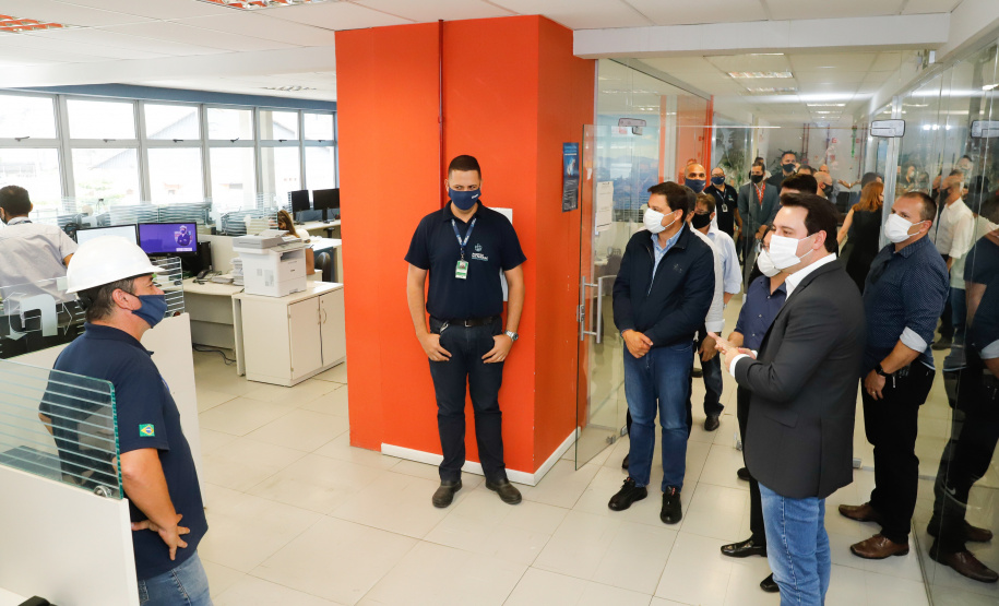 Os portos do Paraná colecionaram mais uma expressiva marca. Paranaguá e Antonina alcançaram nesta segunda-feira (30) o recorde de 53,382 milhões de toneladas de cargas movimentadas. O volume é o maior da história. O governador Carlos Massa Ratinho Junior participou em Paranaguá da contagem regressiva que consolidou o marco inédito e que foi comemorado com os trabalhadores portuários.