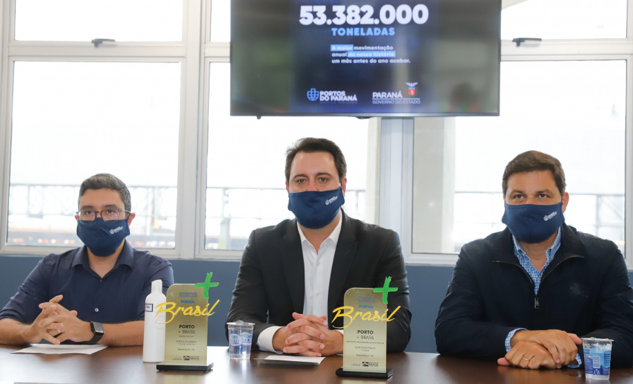 Os portos do Paraná colecionaram mais uma expressiva marca. Paranaguá e Antonina alcançaram nesta segunda-feira (30) o recorde de 53,382 milhões de toneladas de cargas movimentadas. O volume é o maior da história. O governador Carlos Massa Ratinho Junior participou em Paranaguá da contagem regressiva que consolidou o marco inédito e que foi comemorado com os trabalhadores portuários.