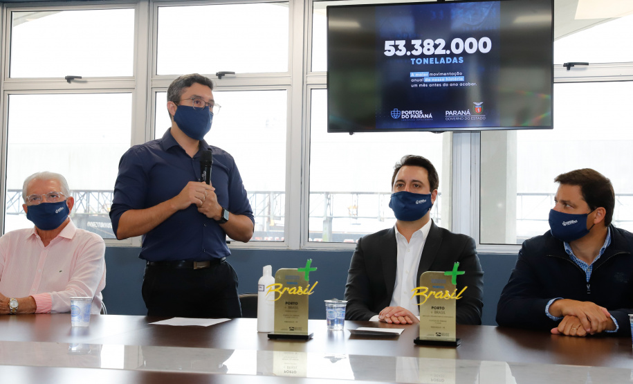 Os portos do Paraná colecionaram mais uma expressiva marca. Paranaguá e Antonina alcançaram nesta segunda-feira (30) o recorde de 53,382 milhões de toneladas de cargas movimentadas. O volume é o maior da história. O governador Carlos Massa Ratinho Junior participou em Paranaguá da contagem regressiva que consolidou o marco inédito e que foi comemorado com os trabalhadores portuários.