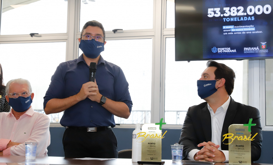 Os portos do Paraná colecionaram mais uma expressiva marca. Paranaguá e Antonina alcançaram nesta segunda-feira (30) o recorde de 53,382 milhões de toneladas de cargas movimentadas. O volume é o maior da história. O governador Carlos Massa Ratinho Junior participou em Paranaguá da contagem regressiva que consolidou o marco inédito e que foi comemorado com os trabalhadores portuários.