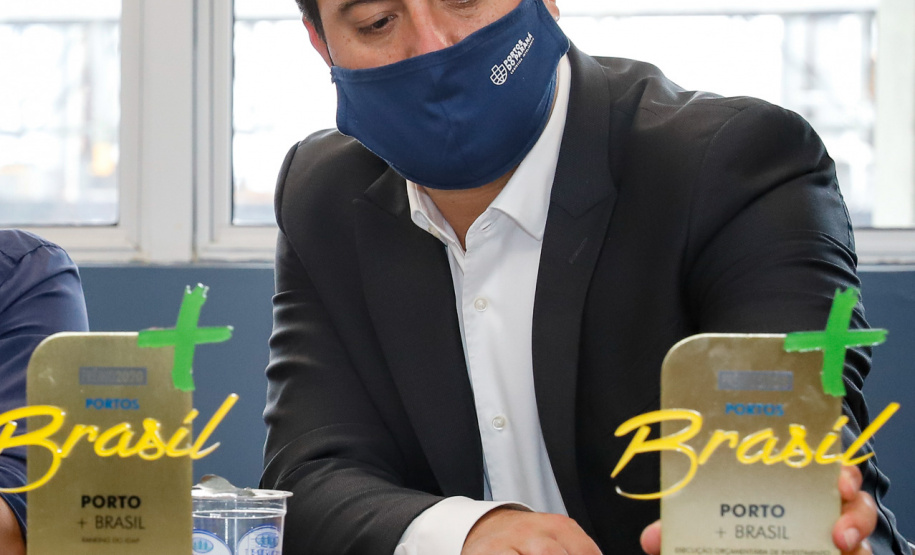 Os portos do Paraná colecionaram mais uma expressiva marca. Paranaguá e Antonina alcançaram nesta segunda-feira (30) o recorde de 53,382 milhões de toneladas de cargas movimentadas. O volume é o maior da história. O governador Carlos Massa Ratinho Junior participou em Paranaguá da contagem regressiva que consolidou o marco inédito e que foi comemorado com os trabalhadores portuários.