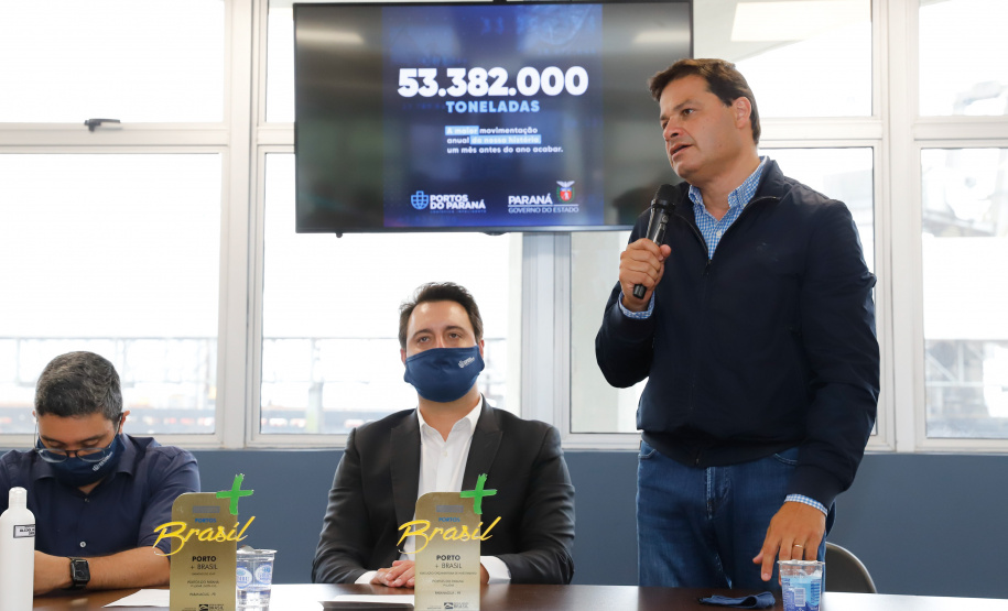 Os portos do Paraná colecionaram mais uma expressiva marca. Paranaguá e Antonina alcançaram nesta segunda-feira (30) o recorde de 53,382 milhões de toneladas de cargas movimentadas. O volume é o maior da história. O governador Carlos Massa Ratinho Junior participou em Paranaguá da contagem regressiva que consolidou o marco inédito e que foi comemorado com os trabalhadores portuários.