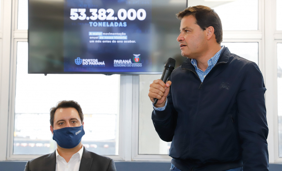 Os portos do Paraná colecionaram mais uma expressiva marca. Paranaguá e Antonina alcançaram nesta segunda-feira (30) o recorde de 53,382 milhões de toneladas de cargas movimentadas. O volume é o maior da história. O governador Carlos Massa Ratinho Junior participou em Paranaguá da contagem regressiva que consolidou o marco inédito e que foi comemorado com os trabalhadores portuários.