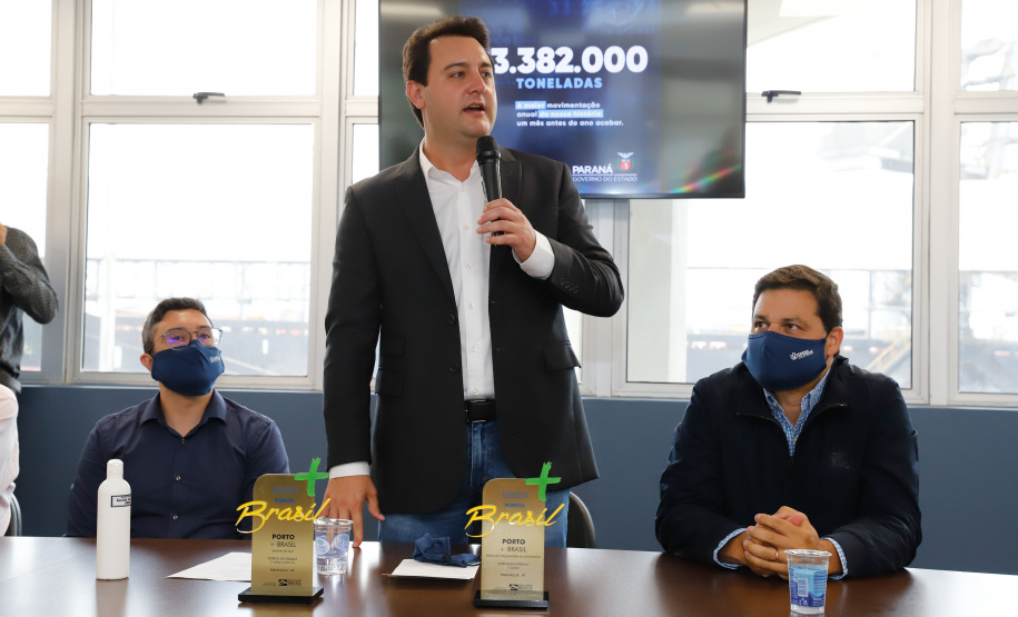 Os portos do Paraná colecionaram mais uma expressiva marca. Paranaguá e Antonina alcançaram nesta segunda-feira (30) o recorde de 53,382 milhões de toneladas de cargas movimentadas. O volume é o maior da história. O governador Carlos Massa Ratinho Junior participou em Paranaguá da contagem regressiva que consolidou o marco inédito e que foi comemorado com os trabalhadores portuários.