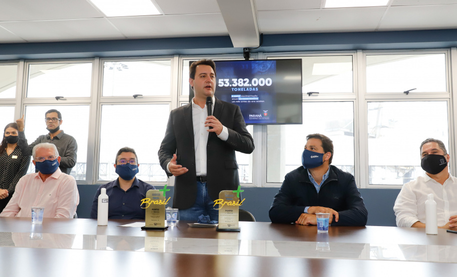 Os portos do Paraná colecionaram mais uma expressiva marca. Paranaguá e Antonina alcançaram nesta segunda-feira (30) o recorde de 53,382 milhões de toneladas de cargas movimentadas. O volume é o maior da história. O governador Carlos Massa Ratinho Junior participou em Paranaguá da contagem regressiva que consolidou o marco inédito e que foi comemorado com os trabalhadores portuários.