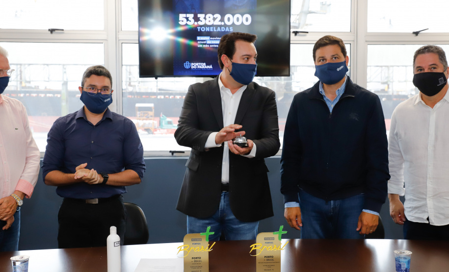 Os portos do Paraná colecionaram mais uma expressiva marca. Paranaguá e Antonina alcançaram nesta segunda-feira (30) o recorde de 53,382 milhões de toneladas de cargas movimentadas. O volume é o maior da história. O governador Carlos Massa Ratinho Junior participou em Paranaguá da contagem regressiva que consolidou o marco inédito e que foi comemorado com os trabalhadores portuários.