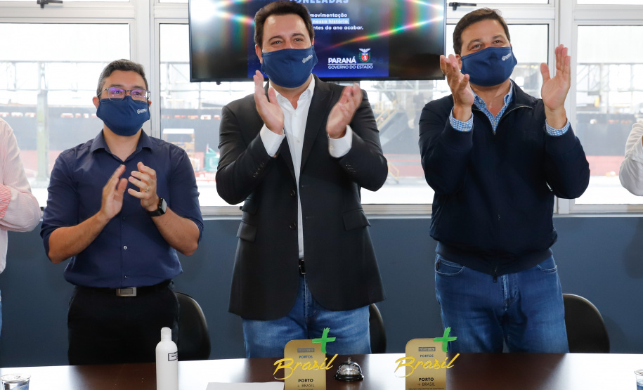 Os portos do Paraná colecionaram mais uma expressiva marca. Paranaguá e Antonina alcançaram nesta segunda-feira (30) o recorde de 53,382 milhões de toneladas de cargas movimentadas. O volume é o maior da história. O governador Carlos Massa Ratinho Junior participou em Paranaguá da contagem regressiva que consolidou o marco inédito e que foi comemorado com os trabalhadores portuários.