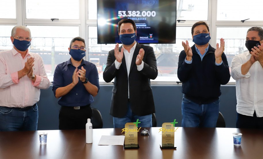 Os portos do Paraná colecionaram mais uma expressiva marca. Paranaguá e Antonina alcançaram nesta segunda-feira (30) o recorde de 53,382 milhões de toneladas de cargas movimentadas. O volume é o maior da história. O governador Carlos Massa Ratinho Junior participou em Paranaguá da contagem regressiva que consolidou o marco inédito e que foi comemorado com os trabalhadores portuários.