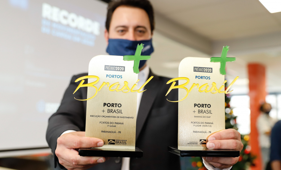 Os portos do Paraná colecionaram mais uma expressiva marca. Paranaguá e Antonina alcançaram nesta segunda-feira (30) o recorde de 53,382 milhões de toneladas de cargas movimentadas. O volume é o maior da história. O governador Carlos Massa Ratinho Junior participou em Paranaguá da contagem regressiva que consolidou o marco inédito e que foi comemorado com os trabalhadores portuários.