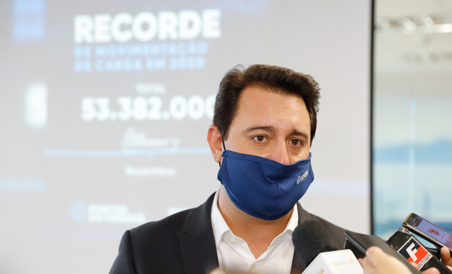 Os portos do Paraná colecionaram mais uma expressiva marca. Paranaguá e Antonina alcançaram nesta segunda-feira (30) o recorde de 53,382 milhões de toneladas de cargas movimentadas. O volume é o maior da história. O governador Carlos Massa Ratinho Junior participou em Paranaguá da contagem regressiva que consolidou o marco inédito e que foi comemorado com os trabalhadores portuários.