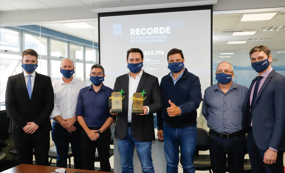 Os portos do Paraná colecionaram mais uma expressiva marca. Paranaguá e Antonina alcançaram nesta segunda-feira (30) o recorde de 53,382 milhões de toneladas de cargas movimentadas. O volume é o maior da história. O governador Carlos Massa Ratinho Junior participou em Paranaguá da contagem regressiva que consolidou o marco inédito e que foi comemorado com os trabalhadores portuários.