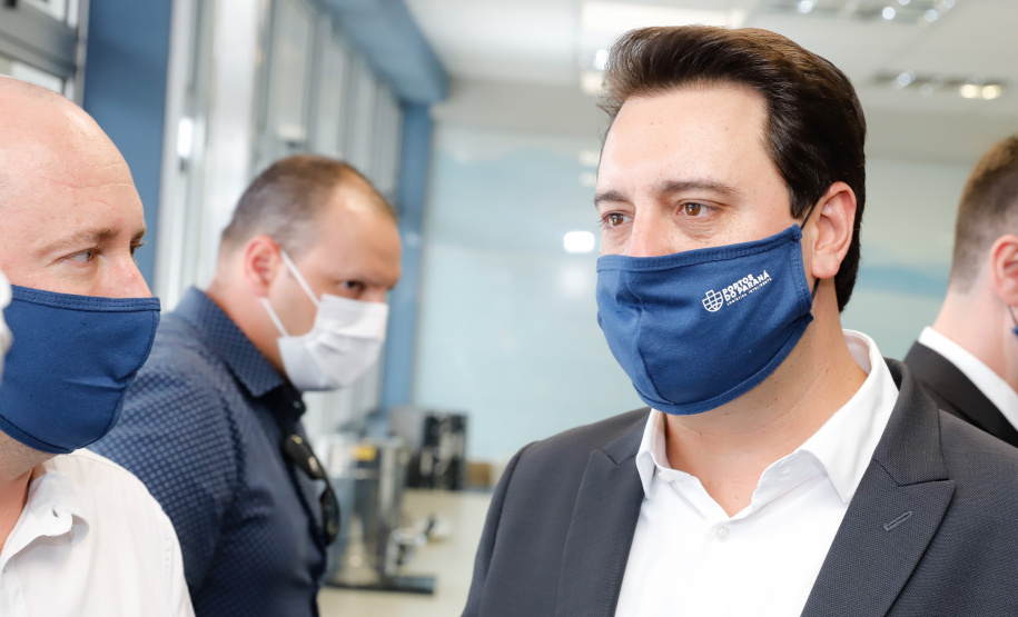 Os portos do Paraná colecionaram mais uma expressiva marca. Paranaguá e Antonina alcançaram nesta segunda-feira (30) o recorde de 53,382 milhões de toneladas de cargas movimentadas. O volume é o maior da história. O governador Carlos Massa Ratinho Junior participou em Paranaguá da contagem regressiva que consolidou o marco inédito e que foi comemorado com os trabalhadores portuários.