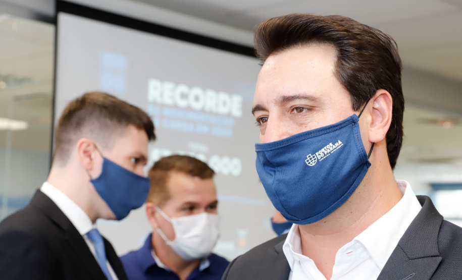 Os portos do Paraná colecionaram mais uma expressiva marca. Paranaguá e Antonina alcançaram nesta segunda-feira (30) o recorde de 53,382 milhões de toneladas de cargas movimentadas. O volume é o maior da história. O governador Carlos Massa Ratinho Junior participou em Paranaguá da contagem regressiva que consolidou o marco inédito e que foi comemorado com os trabalhadores portuários.