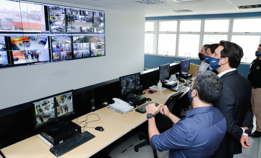 Os portos do Paraná colecionaram mais uma expressiva marca. Paranaguá e Antonina alcançaram nesta segunda-feira (30) o recorde de 53,382 milhões de toneladas de cargas movimentadas. O volume é o maior da história. O governador Carlos Massa Ratinho Junior participou em Paranaguá da contagem regressiva que consolidou o marco inédito e que foi comemorado com os trabalhadores portuários.