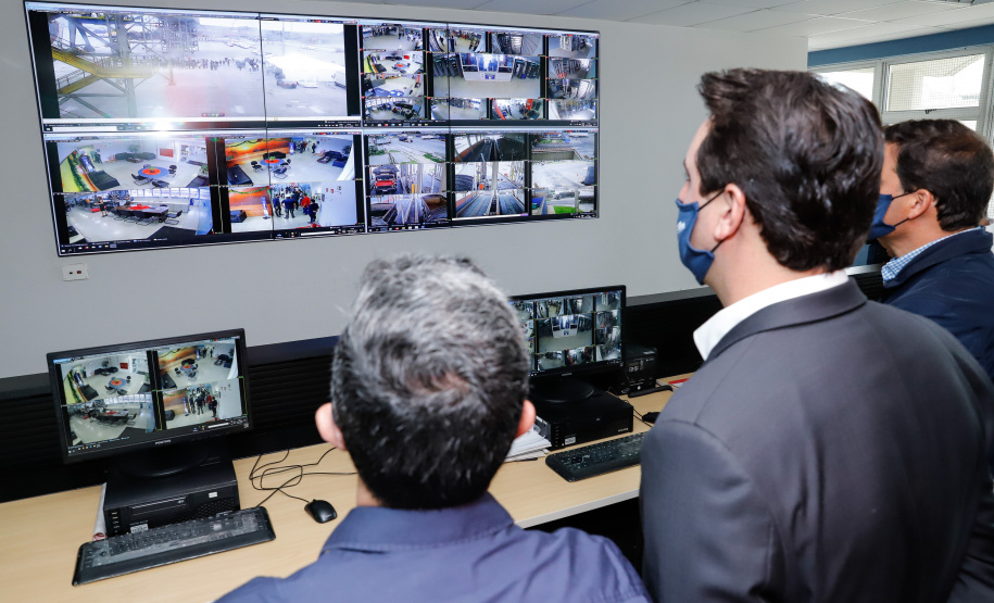 Os portos do Paraná colecionaram mais uma expressiva marca. Paranaguá e Antonina alcançaram nesta segunda-feira (30) o recorde de 53,382 milhões de toneladas de cargas movimentadas. O volume é o maior da história. O governador Carlos Massa Ratinho Junior participou em Paranaguá da contagem regressiva que consolidou o marco inédito e que foi comemorado com os trabalhadores portuários.