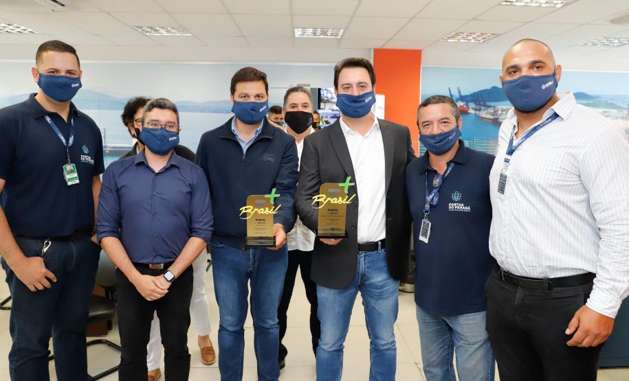 Os portos do Paraná colecionaram mais uma expressiva marca. Paranaguá e Antonina alcançaram nesta segunda-feira (30) o recorde de 53,382 milhões de toneladas de cargas movimentadas. O volume é o maior da história. O governador Carlos Massa Ratinho Junior participou em Paranaguá da contagem regressiva que consolidou o marco inédito e que foi comemorado com os trabalhadores portuários.