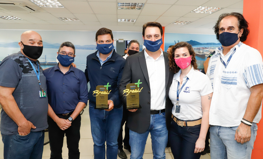 Os portos do Paraná colecionaram mais uma expressiva marca. Paranaguá e Antonina alcançaram nesta segunda-feira (30) o recorde de 53,382 milhões de toneladas de cargas movimentadas. O volume é o maior da história. O governador Carlos Massa Ratinho Junior participou em Paranaguá da contagem regressiva que consolidou o marco inédito e que foi comemorado com os trabalhadores portuários.