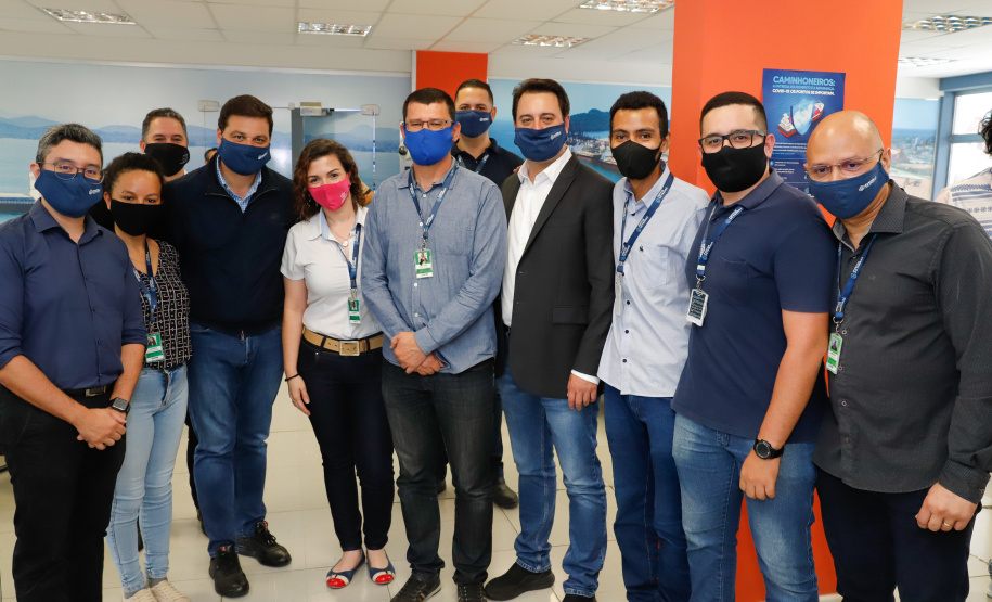 Os portos do Paraná colecionaram mais uma expressiva marca. Paranaguá e Antonina alcançaram nesta segunda-feira (30) o recorde de 53,382 milhões de toneladas de cargas movimentadas. O volume é o maior da história. O governador Carlos Massa Ratinho Junior participou em Paranaguá da contagem regressiva que consolidou o marco inédito e que foi comemorado com os trabalhadores portuários.