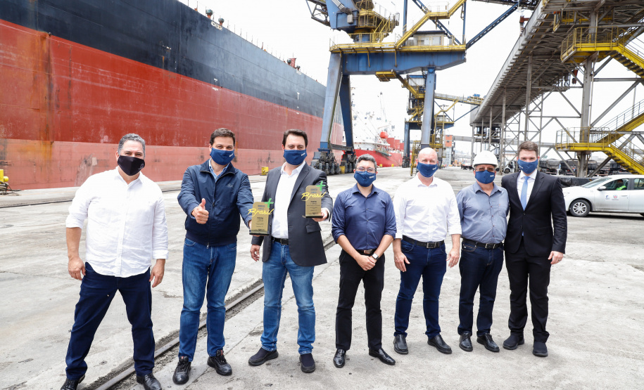 Os portos do Paraná colecionaram mais uma expressiva marca. Paranaguá e Antonina alcançaram nesta segunda-feira (30) o recorde de 53,382 milhões de toneladas de cargas movimentadas. O volume é o maior da história. O governador Carlos Massa Ratinho Junior participou em Paranaguá da contagem regressiva que consolidou o marco inédito e que foi comemorado com os trabalhadores portuários.