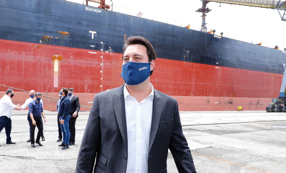 Os portos do Paraná colecionaram mais uma expressiva marca. Paranaguá e Antonina alcançaram nesta segunda-feira (30) o recorde de 53,382 milhões de toneladas de cargas movimentadas. O volume é o maior da história. O governador Carlos Massa Ratinho Junior participou em Paranaguá da contagem regressiva que consolidou o marco inédito e que foi comemorado com os trabalhadores portuários.