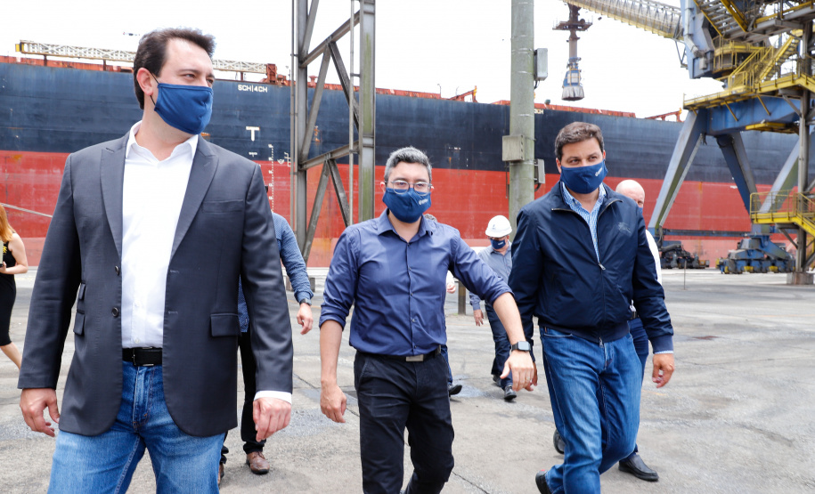 Os portos do Paraná colecionaram mais uma expressiva marca. Paranaguá e Antonina alcançaram nesta segunda-feira (30) o recorde de 53,382 milhões de toneladas de cargas movimentadas. O volume é o maior da história. O governador Carlos Massa Ratinho Junior participou em Paranaguá da contagem regressiva que consolidou o marco inédito e que foi comemorado com os trabalhadores portuários.