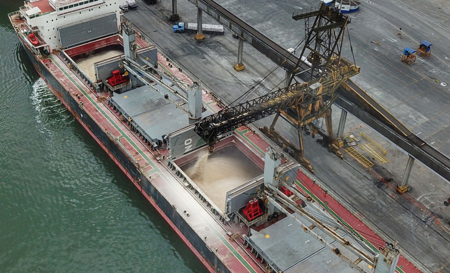 Os portos do Paraná colecionaram mais uma expressiva marca. Paranaguá e Antonina alcançaram nesta segunda-feira (30) o recorde de 53,382 milhões de toneladas de cargas movimentadas. O volume é o maior da história. O governador Carlos Massa Ratinho Junior participou em Paranaguá da contagem regressiva que consolidou o marco inédito e que foi comemorado com os trabalhadores portuários. Foto:José Fernando Ogura/AEN