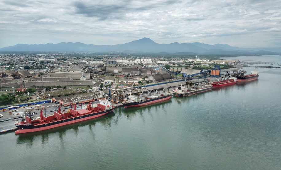 Os portos do Paraná colecionaram mais uma expressiva marca. Paranaguá e Antonina alcançaram nesta segunda-feira (30) o recorde de 53,382 milhões de toneladas de cargas movimentadas. O volume é o maior da história. O governador Carlos Massa Ratinho Junior participou em Paranaguá da contagem regressiva que consolidou o marco inédito e que foi comemorado com os trabalhadores portuários. Foto:José Fernando Ogura/AEN