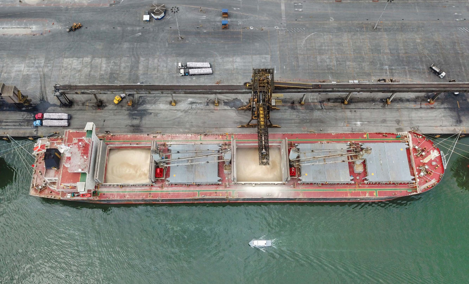 Os portos do Paraná colecionaram mais uma expressiva marca. Paranaguá e Antonina alcançaram nesta segunda-feira (30) o recorde de 53,382 milhões de toneladas de cargas movimentadas. O volume é o maior da história. O governador Carlos Massa Ratinho Junior participou em Paranaguá da contagem regressiva que consolidou o marco inédito e que foi comemorado com os trabalhadores portuários. Foto:José Fernando Ogura/AEN