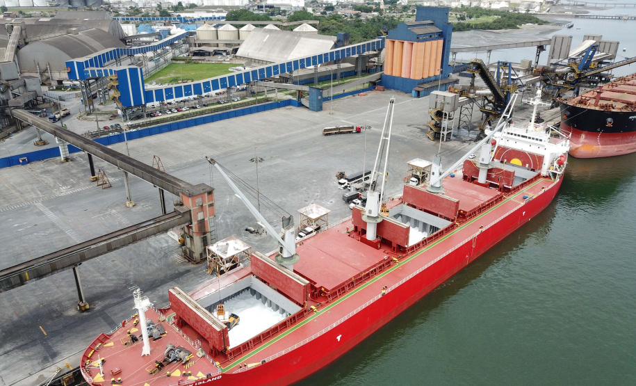 Os portos do Paraná colecionaram mais uma expressiva marca. Paranaguá e Antonina alcançaram nesta segunda-feira (30) o recorde de 53,382 milhões de toneladas de cargas movimentadas. O volume é o maior da história. O governador Carlos Massa Ratinho Junior participou em Paranaguá da contagem regressiva que consolidou o marco inédito e que foi comemorado com os trabalhadores portuários. Foto:José Fernando Ogura/AEN