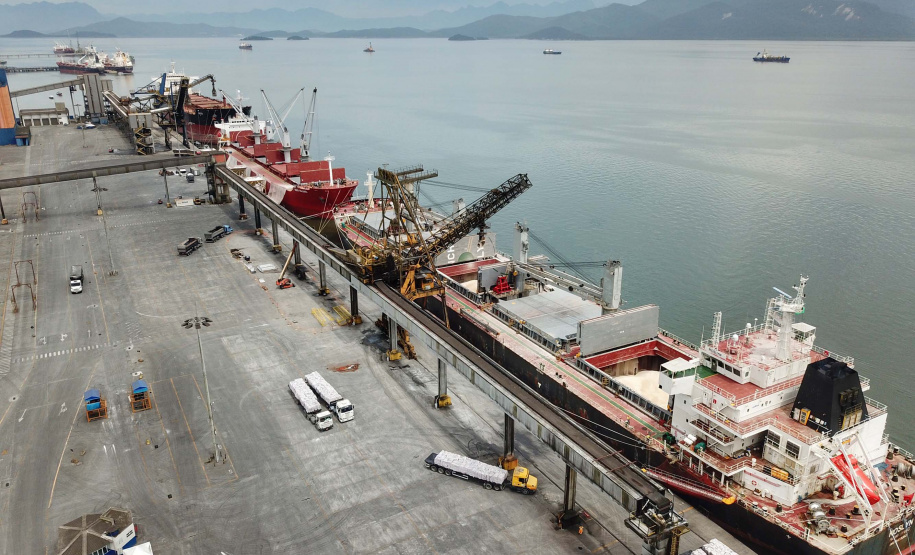 Os portos do Paraná colecionaram mais uma expressiva marca. Paranaguá e Antonina alcançaram nesta segunda-feira (30) o recorde de 53,382 milhões de toneladas de cargas movimentadas. O volume é o maior da história. O governador Carlos Massa Ratinho Junior participou em Paranaguá da contagem regressiva que consolidou o marco inédito e que foi comemorado com os trabalhadores portuários. Foto:José Fernando Ogura/AEN