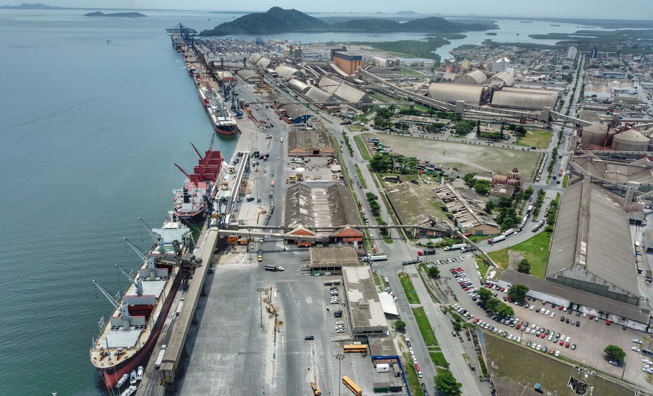 Os portos do Paraná colecionaram mais uma expressiva marca. Paranaguá e Antonina alcançaram nesta segunda-feira (30) o recorde de 53,382 milhões de toneladas de cargas movimentadas. O volume é o maior da história. O governador Carlos Massa Ratinho Junior participou em Paranaguá da contagem regressiva que consolidou o marco inédito e que foi comemorado com os trabalhadores portuários. Foto:José Fernando Ogura/AEN