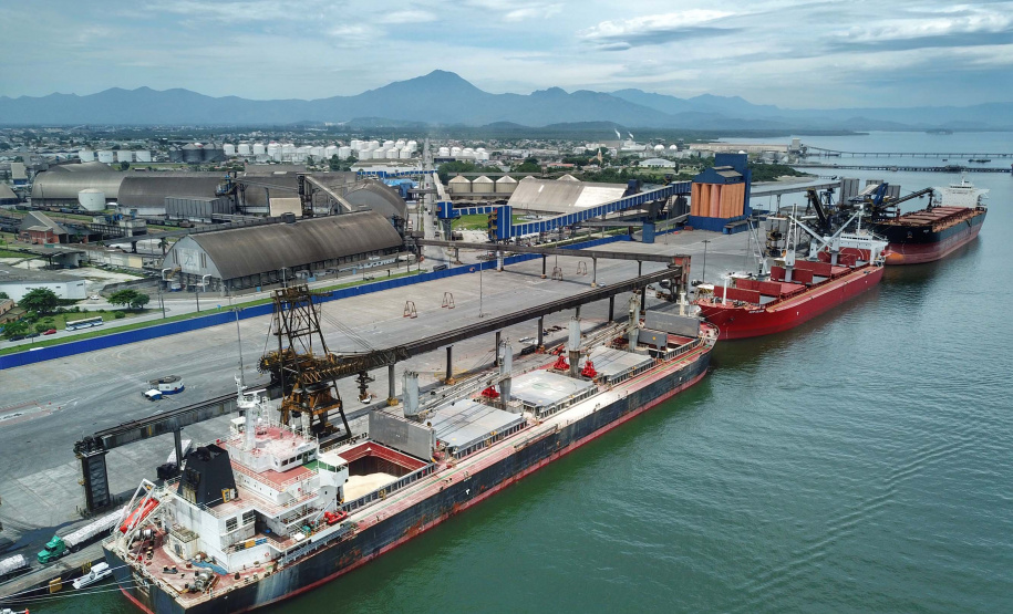 Os portos do Paraná colecionaram mais uma expressiva marca. Paranaguá e Antonina alcançaram nesta segunda-feira (30) o recorde de 53,382 milhões de toneladas de cargas movimentadas. O volume é o maior da história. O governador Carlos Massa Ratinho Junior participou em Paranaguá da contagem regressiva que consolidou o marco inédito e que foi comemorado com os trabalhadores portuários. Foto:José Fernando Ogura/AEN