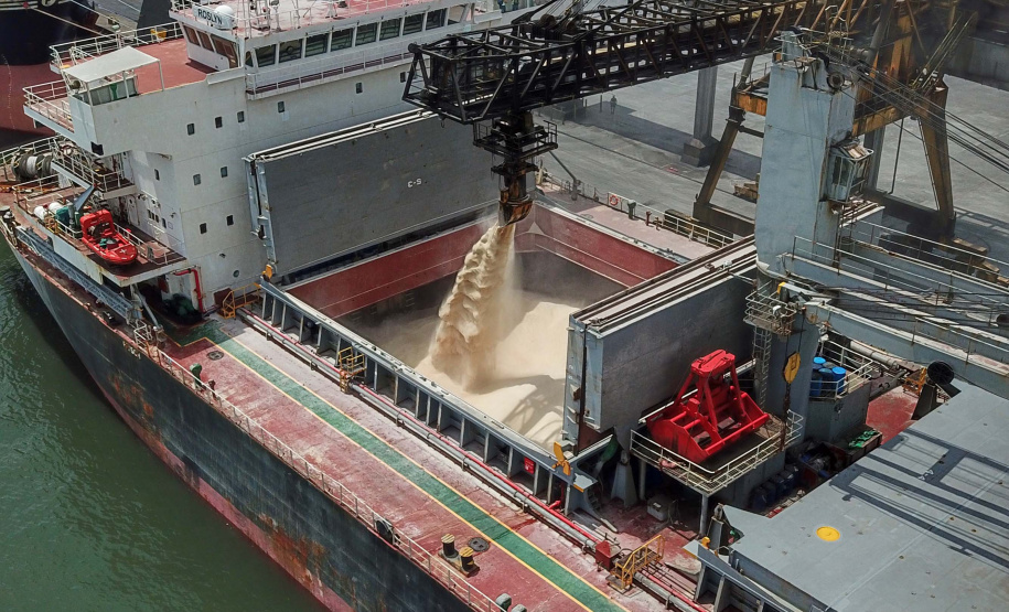 Os portos do Paraná colecionaram mais uma expressiva marca. Paranaguá e Antonina alcançaram nesta segunda-feira (30) o recorde de 53,382 milhões de toneladas de cargas movimentadas. O volume é o maior da história. O governador Carlos Massa Ratinho Junior participou em Paranaguá da contagem regressiva que consolidou o marco inédito e que foi comemorado com os trabalhadores portuários. Foto:José Fernando Ogura/AEN