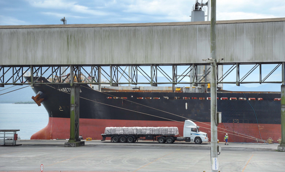 Os portos do Paraná colecionaram mais uma expressiva marca. Paranaguá e Antonina alcançaram nesta segunda-feira (30) o recorde de 53,382 milhões de toneladas de cargas movimentadas. O volume é o maior da história. O governador Carlos Massa Ratinho Junior participou em Paranaguá da contagem regressiva que consolidou o marco inédito e que foi comemorado com os trabalhadores portuários. Foto:Jose Fernando Ogura/AEN