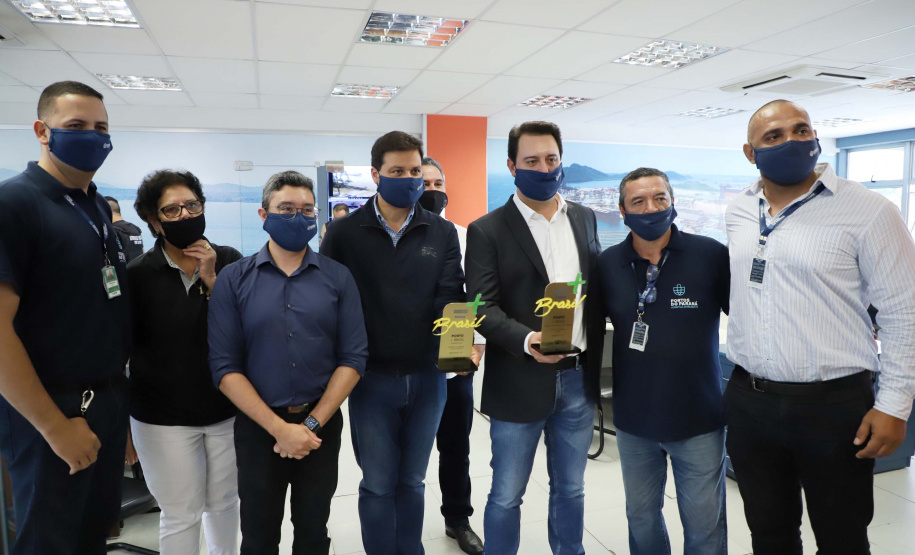 Os portos do Paraná colecionaram mais uma expressiva marca. Paranaguá e Antonina alcançaram nesta segunda-feira (30) o recorde de 53,382 milhões de toneladas de cargas movimentadas. O volume é o maior da história. O governador Carlos Massa Ratinho Junior participou em Paranaguá da contagem regressiva que consolidou o marco inédito e que foi comemorado com os trabalhadores portuários. Foto:Jose Fernando Ogura/AEN