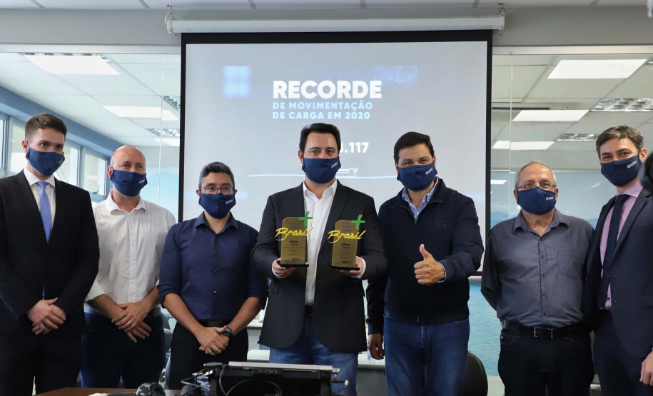 Os portos do Paraná colecionaram mais uma expressiva marca. Paranaguá e Antonina alcançaram nesta segunda-feira (30) o recorde de 53,382 milhões de toneladas de cargas movimentadas. O volume é o maior da história. O governador Carlos Massa Ratinho Junior participou em Paranaguá da contagem regressiva que consolidou o marco inédito e que foi comemorado com os trabalhadores portuários. Foto:Jose Fernando Ogura/AEN