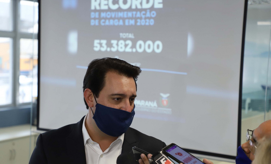 Os portos do Paraná colecionaram mais uma expressiva marca. Paranaguá e Antonina alcançaram nesta segunda-feira (30) o recorde de 53,382 milhões de toneladas de cargas movimentadas. O volume é o maior da história. O governador Carlos Massa Ratinho Junior participou em Paranaguá da contagem regressiva que consolidou o marco inédito e que foi comemorado com os trabalhadores portuários. Foto:Jose Fernando Ogura/AEN