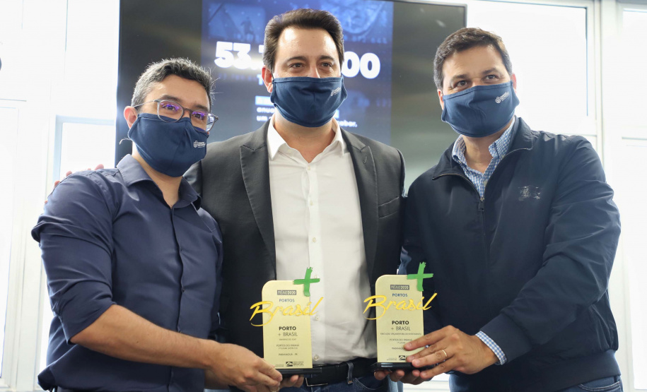 Os portos do Paraná colecionaram mais uma expressiva marca. Paranaguá e Antonina alcançaram nesta segunda-feira (30) o recorde de 53,382 milhões de toneladas de cargas movimentadas. O volume é o maior da história. O governador Carlos Massa Ratinho Junior participou em Paranaguá da contagem regressiva que consolidou o marco inédito e que foi comemorado com os trabalhadores portuários. Foto:Jose Fernando Ogura/AEN