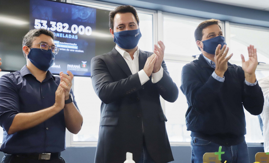 Os portos do Paraná colecionaram mais uma expressiva marca. Paranaguá e Antonina alcançaram nesta segunda-feira (30) o recorde de 53,382 milhões de toneladas de cargas movimentadas. O volume é o maior da história. O governador Carlos Massa Ratinho Junior participou em Paranaguá da contagem regressiva que consolidou o marco inédito e que foi comemorado com os trabalhadores portuários. Foto:Jose Fernando Ogura/AEN